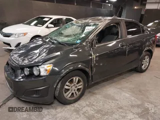 2015 Chevrolet Sonic LT z VIN 1G1JC5SH2F4197954, wystawiony jako IAAI lot #42365998 z przebiegiem 112 381 mil mil oraz . Historia ofert i sprzedaży dostępna na DreamBid. Obrazek 2.
