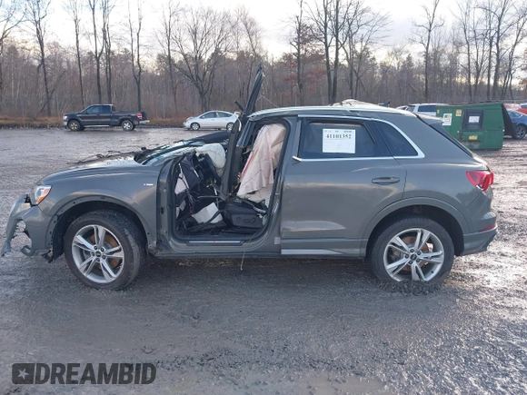 2022 Audi Q3 S line Premium z VIN WA1DECF30N1005992, wystawiony jako IAAI lot #41101352 z przebiegiem 37 399 mil mil oraz . Historia ofert i sprzedaży dostępna na DreamBid. Obrazek 13.