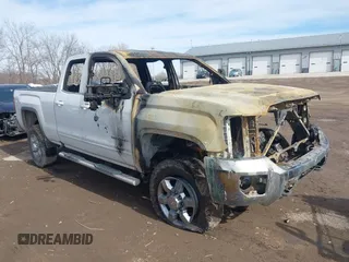 2016 GMC Sierra 2500HD SLE z VIN 1GT22SEG5GZ232894, wystawiony jako IAAI lot #41593141 z przebiegiem 159 000 mil mil oraz . Historia ofert i sprzedaży dostępna na DreamBid. Obrazek 1.