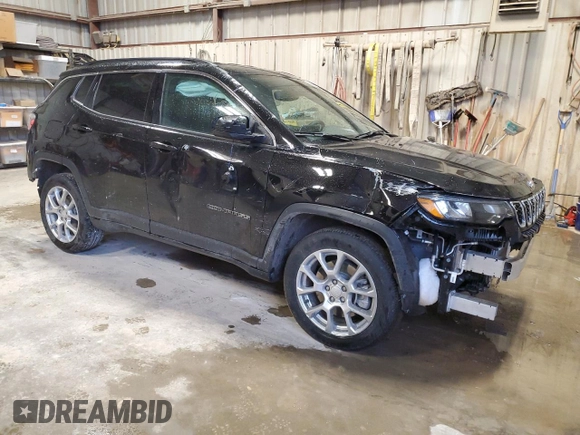 2024 Jeep Compass Latitude Lux с VIN 3C4NJDFN9RT133806, выставлен на аукционе Copart как лот 54915595 с пробегом 11 991 миль миль и Списание • Salvage title. История ставок и продаж доступна на DreamBid. Изображение 4.