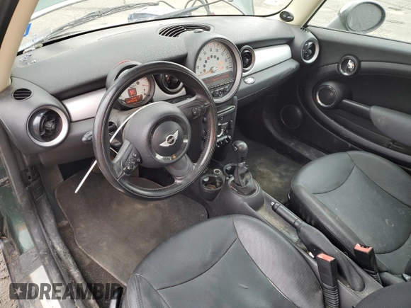 2011 MINI Hardtop с VIN WMWSU3C52BT093673, выставлен на аукционе Copart как лот 59992375 с пробегом 114 919 миль миль и Списание • Salvage title. История ставок и продаж доступна на DreamBid. Изображение 8.