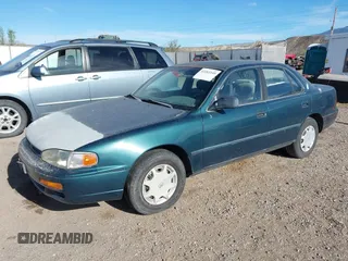 1996 Toyota Camry DX z VIN 4T1BG12K7TU661879, wystawiony jako IAAI lot #42203349 z przebiegiem 213 970 mil mil oraz . Historia ofert i sprzedaży dostępna na DreamBid. Obrazek 2.