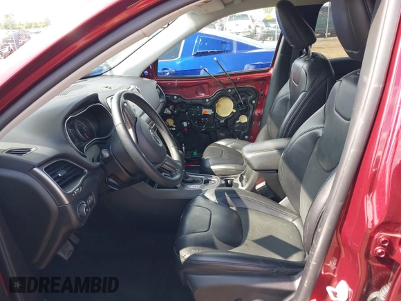 2019 Jeep Cherokee Latitude Plus z VIN 1C4PJLLN2KD147453, wystawiony jako IAAI lot #42552461 z przebiegiem 84 456 mil mil oraz . Historia ofert i sprzedaży dostępna na DreamBid. Obrazek 5.
