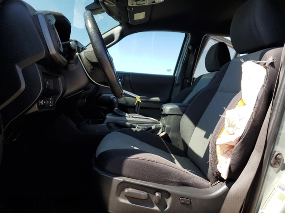 2022 Toyota Tacoma SR z VIN 3TMCZ5AN5NM506941, wystawiony jako Copart lot #52349755 z przebiegiem 46 013 mil mil oraz Szkoda całkowita • Salvage title. Historia ofert i sprzedaży dostępna na DreamBid. Obrazek 7.