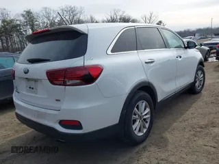 2020 Kia Sorento LX with VIN 5XYPG4A33LG644231, listed as a IAAI auction lot 41362522 with 132,889 mi miles. Bid and sale history available at carsss.com. Image 4.