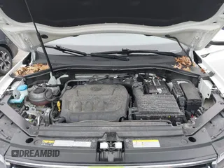 2022 Volkswagen Tiguan SE z VIN 3VV2B7AX9NM029204, wystawiony jako IAAI lot #41248800 z przebiegiem 24 450 mil mil oraz . Historia ofert i sprzedaży dostępna na DreamBid. Obrazek 10.