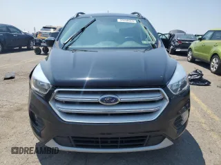 2018 Ford Escape SE z VIN 1FMCU9GD3JUA78244, wystawiony jako Copart lot #59508955 z przebiegiem 108 273 mil mil oraz Szkoda całkowita • Salvage title. Historia ofert i sprzedaży dostępna na DreamBid. Obrazek 5.