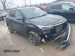 2023 Kia Seltos EX z VIN KNDERCAA3P7375497, wystawiony jako IAAI lot #41917790 z przebiegiem 35 958 mil mil oraz . Historia ofert i sprzedaży dostępna na DreamBid. Obrazek 1.