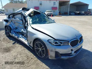 2021 BMW 5 Series 530i z VIN WBA53BH01MWX29962, wystawiony jako IAAI lot #41793758 z przebiegiem 59 618 mil mil oraz . Historia ofert i sprzedaży dostępna na DreamBid. Obrazek 1.