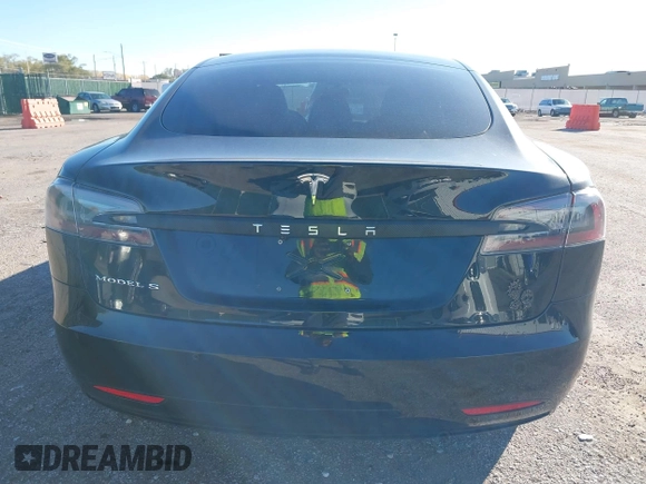 2018 Tesla Model S 75D z VIN 5YJSA1E23JF246601, wystawiony jako IAAI lot #40774603 z przebiegiem 55 697 mil mil oraz . Historia ofert i sprzedaży dostępna na DreamBid. Obrazek 16.