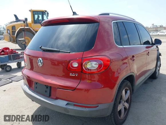 2010 Volkswagen Tiguan S z VIN WVGAV7AX3AW001762, wystawiony jako IAAI lot #42572895 z przebiegiem 127 433 mil mil oraz . Historia ofert i sprzedaży dostępna na DreamBid. Obrazek 4.