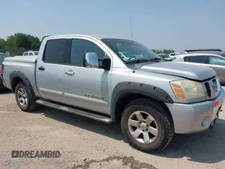 2005 Nissan Titan LE z VIN 1N6AA07B15N501740, wystawiony jako IAAI lot #42433726 z przebiegiem 130 450 mil mil oraz . Historia ofert i sprzedaży dostępna na DreamBid. Obrazek 1.