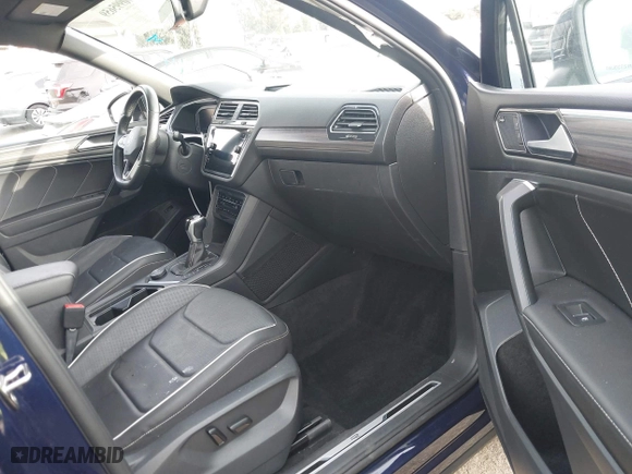 2022 Volkswagen Tiguan SEL R-Line with VIN 3VV4B7AX3NM154238, listed as a IAAI auction lot 40995659 with 23,437 mi miles. Bid and sale history available at carsss.com. Image 5.