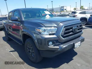 2023 Toyota Tacoma SR5 z VIN 3TMAZ5CN9PM197319, wystawiony jako IAAI lot #42475704 z przebiegiem 13 488 mil mil oraz . Historia ofert i sprzedaży dostępna na DreamBid. Obrazek 1.