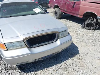 2001 Mercury Grand Marquis GS z VIN 2MEFM74W71X671429, wystawiony jako IAAI lot #41684570 z przebiegiem 155 334 mil mil oraz . Historia ofert i sprzedaży dostępna na DreamBid. Obrazek 6.