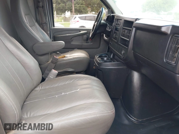 2014 Chevrolet Express Cargo z VIN 1GCWGGBA8E1122630, wystawiony jako IAAI lot #42695749 z przebiegiem 208 291 mil mil oraz . Historia ofert i sprzedaży dostępna na DreamBid. Obrazek 5.
