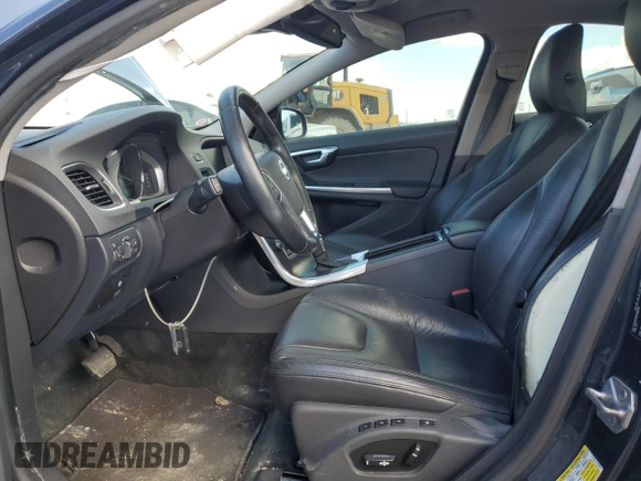 2014 Volvo S60 T5 z VIN YV1612FS5E1296303, wystawiony jako Copart lot #56480725 z przebiegiem 52 318 mil mil oraz Szkody całkowita. Historia ofert i sprzedaży dostępna na DreamBid. Obrazek 7.