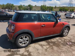 2011 MINI Hardtop z VIN WMWSU3C58BT252888, wystawiony jako Copart lot #55334725 z przebiegiem 59 701 mil mil oraz Szkody całkowita. Historia ofert i sprzedaży dostępna na DreamBid. Obrazek 3.