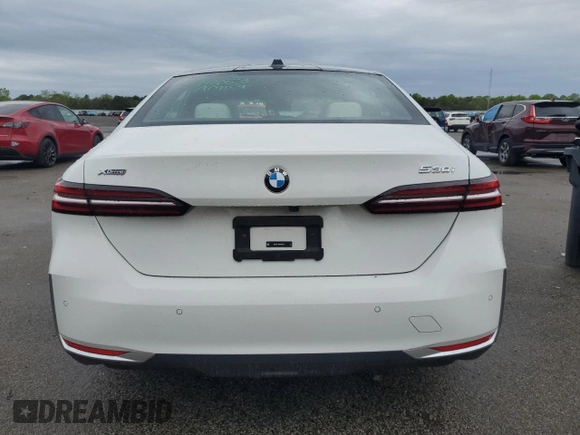 2024 BMW 5 Series 530i xDrive z VIN WBA53FJ05RCP95117, wystawiony jako Copart lot #56534135 z przebiegiem 14 831 mil mil oraz Szkoda całkowita • Salvage title. Historia ofert i sprzedaży dostępna na DreamBid. Obrazek 6.
