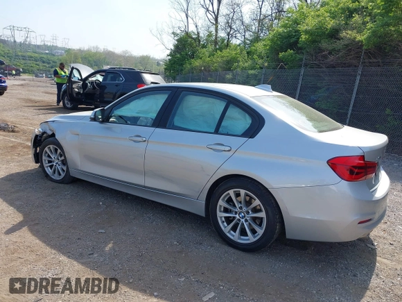 2018 BMW 3 Series 320i xDrive z VIN WBA8A3C5XJA494899, wystawiony jako IAAI lot #42092150 z przebiegiem 60 884 mil mil oraz . Historia ofert i sprzedaży dostępna na DreamBid. Obrazek 3.