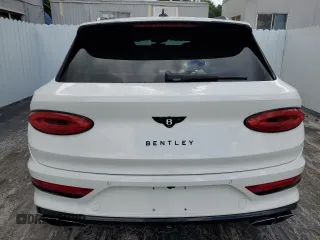 2021 Bentley Bentayga V8 z VIN SJAAM2ZV9MC036858, wystawiony jako Copart lot #41018244 z przebiegiem 29 054 mil mil oraz Nie do naprawy. Historia ofert i sprzedaży dostępna na DreamBid. Obrazek 6.