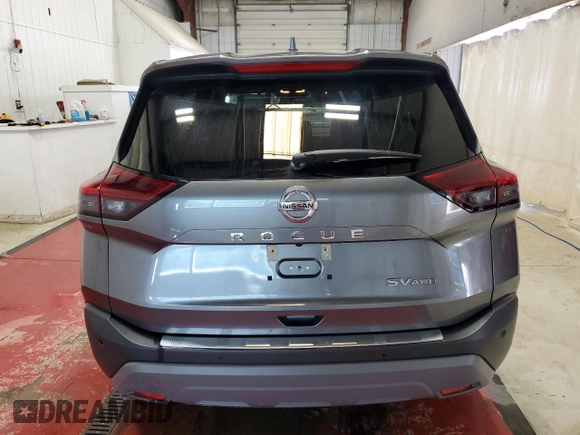 2021 Nissan Rogue SV z VIN 5N1AT3BB9MC826227, wystawiony jako Copart lot #56134655 z przebiegiem 24 994 mil mil oraz Szkoda całkowita • Salvage title. Historia ofert i sprzedaży dostępna na DreamBid. Obrazek 6.