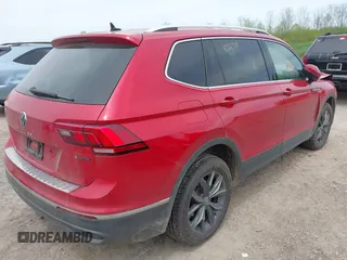 2022 Volkswagen Tiguan SE z VIN 3VV2B7AX9NM129948, wystawiony jako IAAI lot #42247719 z przebiegiem 59 501 mil mil oraz . Historia ofert i sprzedaży dostępna na DreamBid. Obrazek 4.