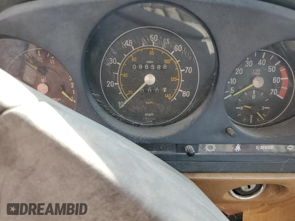 1982 Mercedes-Benz 380 SL z VIN WDBBA45A0CB015197, wystawiony jako Copart lot #77005124 z przebiegiem 96 588 mil mil oraz Czysty tytuł • Clean title. Historia ofert i sprzedaży dostępna na DreamBid. Obrazek 9.