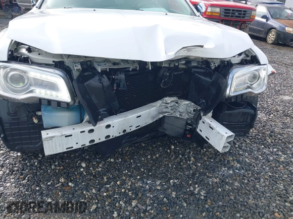 2019 Chrysler 300 Limited with VIN 2C3CCAKGXKH577948, listed as a IAAI auction lot 40908813 with 117,602 mi miles. Bid and sale history available at carsss.com. Image 6.