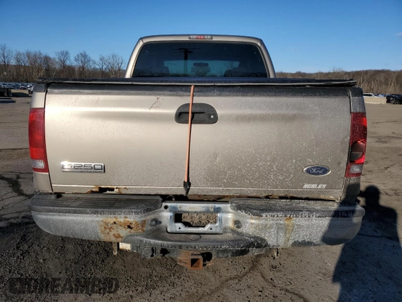 2006 Ford F-250 XL z VIN 1FTSW21566ED03468, wystawiony jako Copart lot #47641765 z przebiegiem 136 368 mil mil oraz Szkoda całkowita • Salvage title. Historia ofert i sprzedaży dostępna na DreamBid. Obrazek 6.