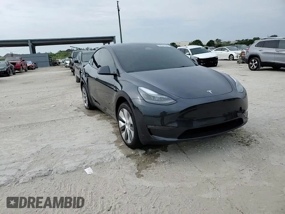 2024 Tesla Model Y Long Range with VIN 7SAYGDEE3RA253354, listed as a Copart auction lot 50524105 with 10,353 mi miles and Salvage Title. Bid and sale history available at DreamBid. Image 14.
