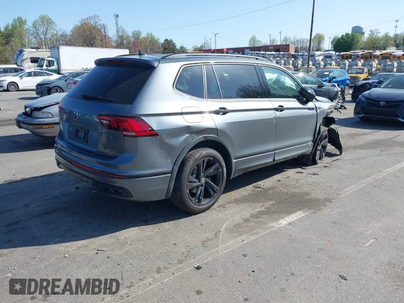 2024 Volkswagen Tiguan SE R-Line Black z VIN 3VV8B7AX0RM231879, wystawiony jako IAAI lot #41924255 z przebiegiem 1 098 mil mil oraz . Historia ofert i sprzedaży dostępna na DreamBid. Obrazek 4.