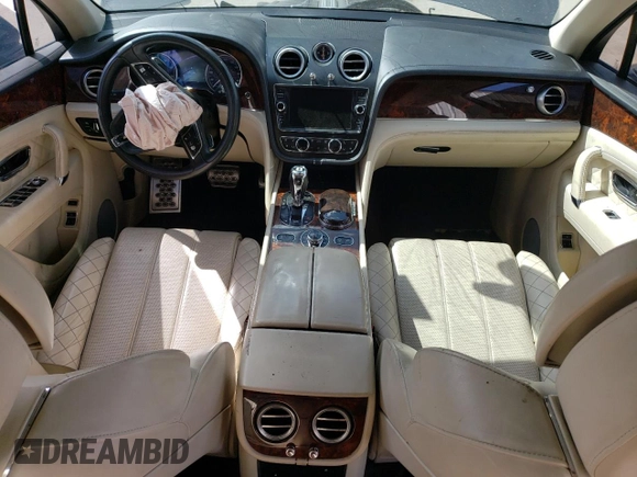 2017 Bentley Bentayga W12 z VIN SJAAC2ZV9HC015680, wystawiony jako Copart lot #46197784 z przebiegiem Nie podano mil oraz . Historia ofert i sprzedaży dostępna na DreamBid. Obrazek 8.