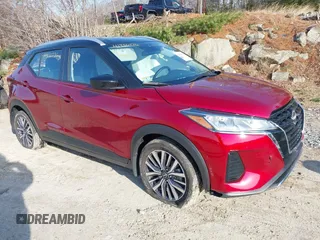 2024 Nissan Kicks SV z VIN 3N1CP5CV5RL510019, wystawiony jako IAAI lot #41930736 z przebiegiem 18 522 mil mil oraz . Historia ofert i sprzedaży dostępna na DreamBid. Obrazek 1.