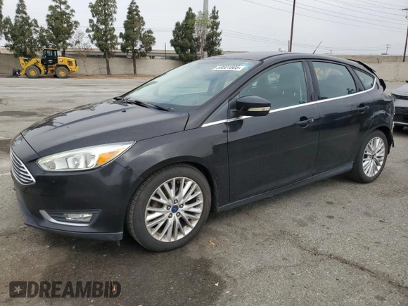 2015 Ford Focus Titanium z VIN 1FADP3N25FL324390, wystawiony jako Copart lot #59801805 z przebiegiem 97 615 mil mil oraz Szkoda całkowita • Salvage title. Historia ofert i sprzedaży dostępna na DreamBid. Obrazek 1.