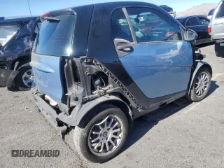 2011 Smart fortwo Pure z VIN WMEEJ3BA2BK427313, wystawiony jako Copart lot #46875525 z przebiegiem 90 435 mil mil oraz Szkoda całkowita • Salvage title. Historia ofert i sprzedaży dostępna na DreamBid. Obrazek 3.
