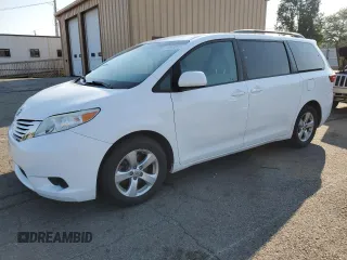 2015 Toyota Sienna LE AAS z VIN 5TDKK3DC6FS560071, wystawiony jako Copart lot #59883805 z przebiegiem 125 292 mil mil oraz Szkoda całkowita • Salvage title. Historia ofert i sprzedaży dostępna na DreamBid. Obrazek 1.