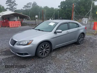 2013 Chrysler 200 Touring z VIN 1C3CCBBG7DN715834, wystawiony jako IAAI lot #42375780 z przebiegiem 157 484 mil mil oraz . Historia ofert i sprzedaży dostępna na DreamBid. Obrazek 2.