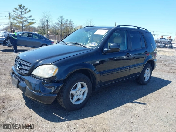 2001 Mercedes-Benz M-Class with VIN 4JGAB54E41A232917, listed as a IAAI auction lot 42055379 with 187,008 mi miles. Bid and sale history available at carsss.com. Image 2.