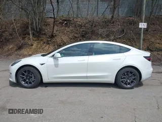 2020 Tesla Model 3 Long Range z VIN 5YJ3E1EB0LF712545, wystawiony jako IAAI lot #42198461 z przebiegiem 22 322 mil mil oraz . Historia ofert i sprzedaży dostępna na DreamBid. Obrazek 14.