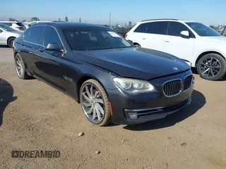 2013 BMW 7 Series 750Li xDrive z VIN WBAYF8C58DD141658, wystawiony jako IAAI lot #42327776 z przebiegiem 130 428 mil mil oraz . Historia ofert i sprzedaży dostępna na DreamBid. Obrazek 1.