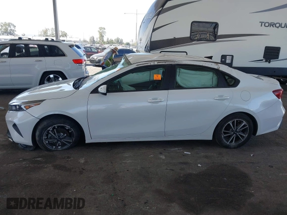 2022 Kia Forte LXS z VIN 3KPF24AD2NE425361, wystawiony jako IAAI lot #42004084 z przebiegiem 61 465 mil mil oraz . Historia ofert i sprzedaży dostępna na DreamBid. Obrazek 14.