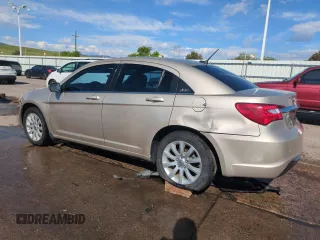 2014 Chrysler 200 Touring z VIN 1C3CCBBB7EN137644, wystawiony jako Copart lot #56254025 z przebiegiem 86 487 mil mil oraz Szkody całkowita. Historia ofert i sprzedaży dostępna na DreamBid. Obrazek 2.