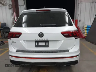 2024 Volkswagen Tiguan SE R-Line Black с VIN 3VVCB7AX2RM231148, выставлен на аукционе IAAI как лот 42275967 с пробегом 6 623 миль миль и . История ставок и продаж доступна на DreamBid. Изображение 6.