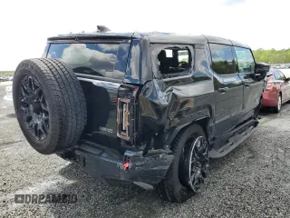 2024 GMC Hummer EV 2X with VIN 1GKB0NDE0RU109550, listed as a Copart auction lot 52746425 with 5,426 mi miles and Salvage Title. Bid and sale history available at carsss.com. Image 3.