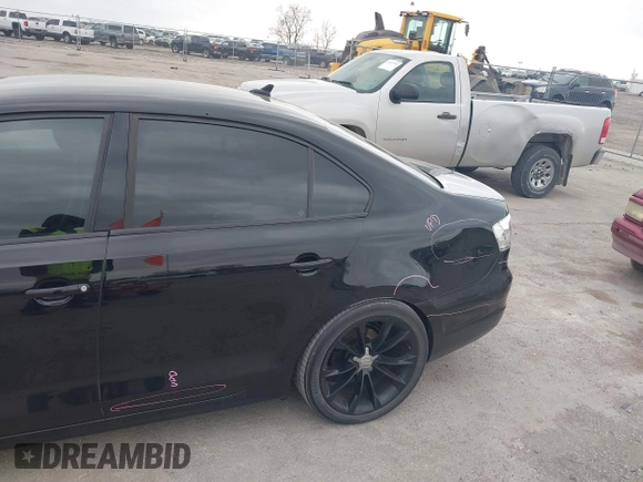 2014 Volkswagen Jetta SE z VIN 3VWD17AJ7EM388375, wystawiony jako IAAI lot #42144779 z przebiegiem 104 801 mil mil oraz . Historia ofert i sprzedaży dostępna na DreamBid. Obrazek 16.