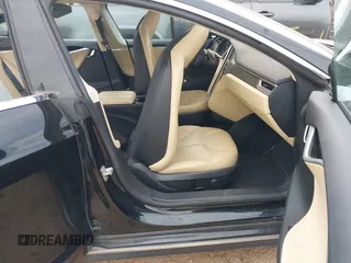 2014 Tesla Model S 60 z VIN 5YJSA1H10EFP34137, wystawiony jako IAAI lot #42311565 z przebiegiem Nie podano mil oraz . Historia ofert i sprzedaży dostępna na DreamBid. Obrazek 5.