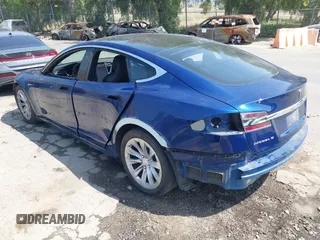2017 Tesla Model S 100D z VIN 5YJSA1E20HF208771, wystawiony jako IAAI lot #42111317 z przebiegiem 81 919 mil mil oraz . Historia ofert i sprzedaży dostępna na DreamBid. Obrazek 3.