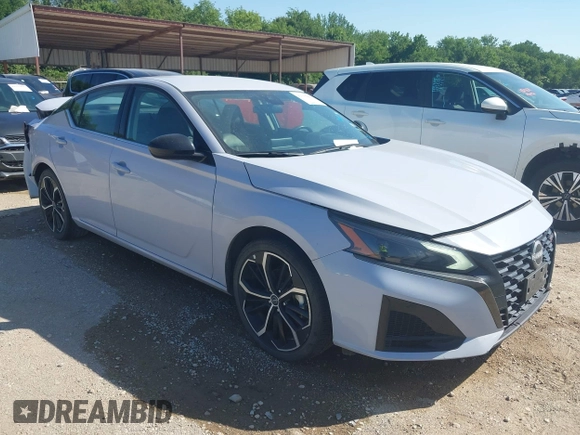2024 Nissan Altima SR z VIN 1N4BL4CV5RN369697, wystawiony jako IAAI lot #42335803 z przebiegiem 29 820 mil mil oraz . Historia ofert i sprzedaży dostępna na DreamBid. Obrazek 1.