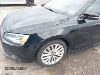 2014 Volkswagen Jetta SEL z VIN 3VWL17AJ3EM379295, wystawiony jako IAAI lot #41897734 z przebiegiem 124 344 mil mil oraz . Historia ofert i sprzedaży dostępna na DreamBid. Obrazek 6.